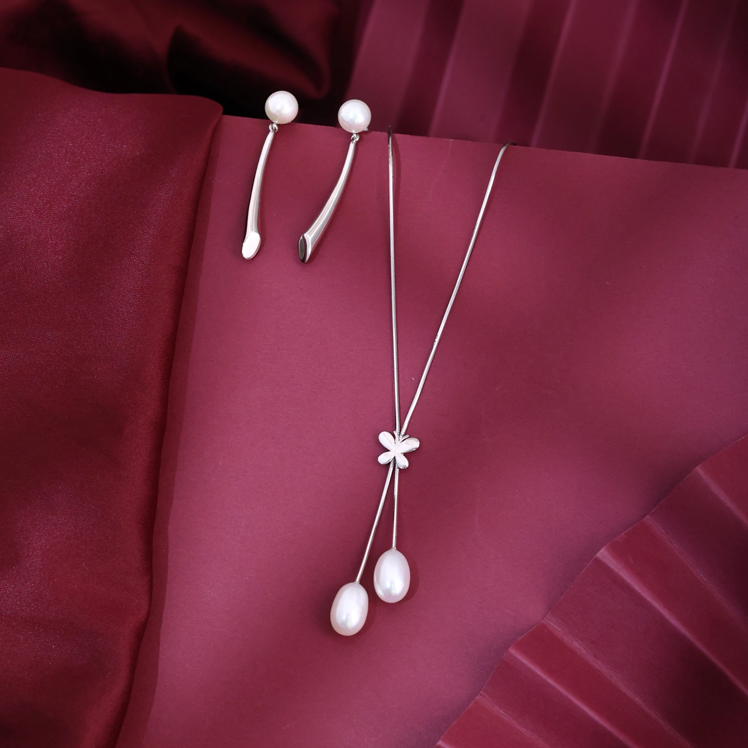 Mariposa Pearl Lariat Set